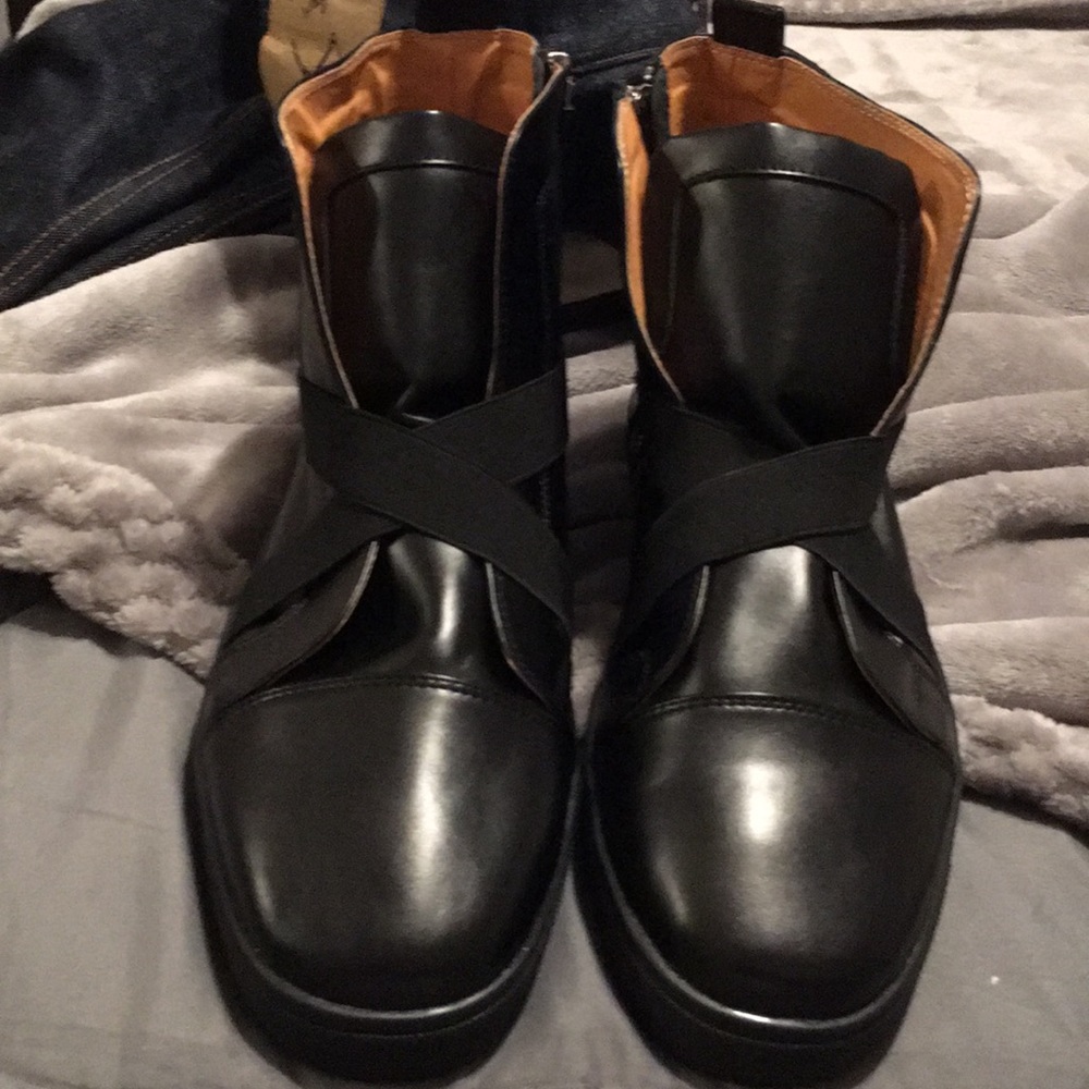 Christian Lube Vuitton red bottom black shoes